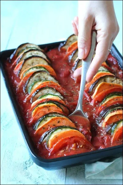 Si la ratatouille est une spécialité provençale, à quelle ville est-elle également associée en tant que spécialité culinaire ?