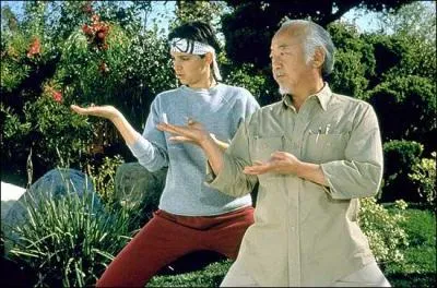 Dans 'Karate Kid', un jeune garon veut devenir un as de la bagarre. Que fait alors son vieux matre pour lui apprendre les rudiments des arts martiaux ?