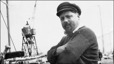 Sur quel type de bateau Alain Bombard a-t-il traversé l'Atlantique en solitaire en 1952 ?