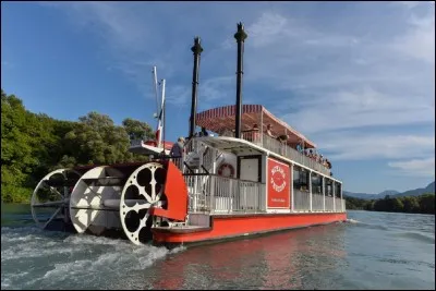 Sur quel fleuve est-il courant de voir des bateaux à aubes comme celui-ci ?