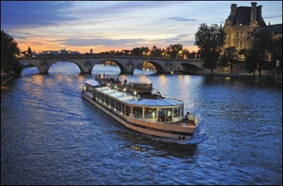 Quel nom donne-t-on à ce type de navette utilisée pour le tourisme fluvial à Paris ?