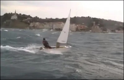 Quel est le nom de ce petit bateau, conçu pour l'initiation des enfants à la voile ?