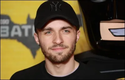 Comment s'appelle la grand-mère de Squeezie ?