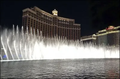 Les visiteurs de Las Vegas adorent ce spectacle gratuit de jets d'eau devant cet élégant hôtel sur la Strip. Chaque spectacle, unique de par sa chorégraphie, est agrémenté d'un air d'opéra, de musique classique ou de mélodies des comédies musicales de Broadway.
Une séquence dure une dizaine de minutes. 
Quel est ce spectacle de son et lumière tout simplement éblouissant ?
