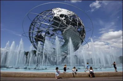 Elle est située dans la Grosse Pomme, tout près de Flushing Meadows. C'est un globe de 350 tonnes faisant 40 m de diamètre. 
C'était l'icône de la Foire internationale de 1964-1965.
Trouvez le nom de cette fontaine qui est devenue le symbole de ''l'arrondissement'' Queens :
