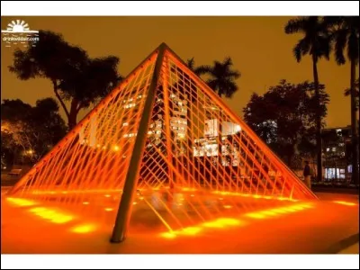 Les treize fontaines animées par ordinateur vous proposent un spectacle de son et lumière rafraîchissant, retraçant les différents éléments du patrimoine culturel péruvien, de la danse marinera au colibri de la forêt amazonienne. 
Une promenade ravigotante à faire lors des soirées chaudes :