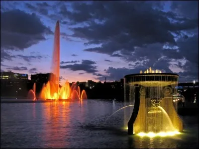 Il y a beaucoup de fontaines à Omaha, on est près du Missouri. À l'occasion d'une randonnée au parc et d'un arrêt pour nourrir les canards, on s'invite à pique-niquer en regardant ces trois fontaines. La dernière est complètement informatisée et projette l'eau jusqu'à 91 m dans les airs. Leurs spectacles de son et lumière viennent animer les soirées des Nébraskains :