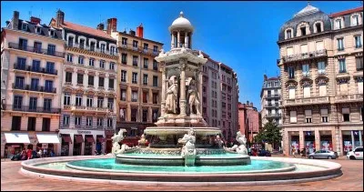 En plein cur de la presqu'île, se dresse depuis la fin du XVIIIe siècle, une fontaine d'une superficie de 6 320 m². La fontaine sculptée en marbre blanc, qui se dresse au centre de la place, a été réalisée en 1885 et représente 4 artistes fameux, l'architecte Delorme, le sculpteur Coustou, l'artiste dessinateur Audran et le peintre Flandrin :