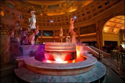Au Caesars Palace, près du Forum Shops, on peut assister à un spectacle gratuit d'animatroniques où nous est conté, avec renfort d'eau, de lumières et de feu, la chute de l'Atlantide. 
Aucune civilisation n'est plus spectaculaire que la Rome antique, alors le Caesars l'a imité avec des statues de 3 m en plus d'un grand dragon ailé. Et tout ce monde vous conte l'histoire dans un grand spectacle !