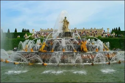 Plus encore que l'architecture végétale et les bosquets, l'eau sous toutes ses formes est l'ornement privilégié des jardins français. Depuis le 17e siècle, les Grandes eaux du château de Versailles donnent accès au rêve et à l'émerveillement. Son système hydraulique fonctionne depuis plus de 350 ans grâce à la gravité : 

Merci d'avoir voyagé avec moi !