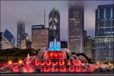 Cette fontaine de 193 jets rouges et bleus est située en bordure du lac Michigan. Elle est inspirée de celle du parterre de Latone à Versailles et elle contraste élégamment avec les silhouettes des gratte-ciel en bordure du lac Michigan.

Il vous faut indiquer le choix adéquat :