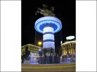 On retrouve cette fontaine sur la place centrale de la capitale de la république de Macédoine. La statue de ce grand chef à cheval est installée sur un piédestal de 10 m, lequel fait aussi office de fontaine. Lors des animations en soirée, on ajoute des jeux de lumière aux jets d'eau, le tout arrosé d'une douce musique :