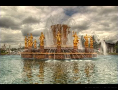 Elles sont seize statues de jeunes filles qui évoquent l'identité des anciennes Républiques de l'Union soviétique. Chacune a revêtu l'habit national et elles ont toutes leur place dans l'ensemble.
Où peut-on trouver ce souvenir d'une autre époque ?