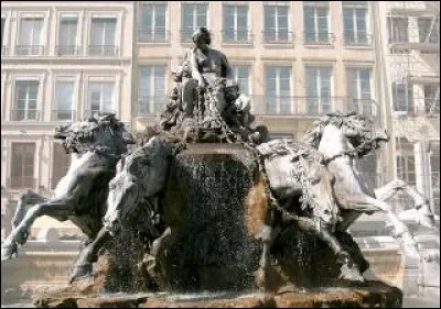 Inauguré en 1892, ce Char de la Liberté, une armature de fer revêtue d'une peau de plomb, symbolise la Garonne et ses 4 affluents se jetant dans l'océan. En 1994, on lui ajouta 69 mini fontaines illuminées à la fibre optique. 
Dire qu'elle était destinée à Bordeaux :