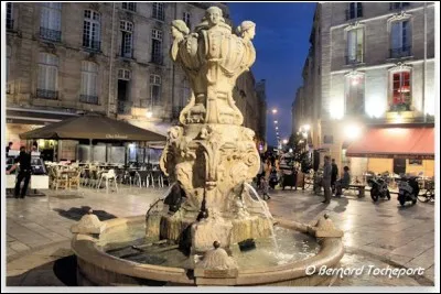 Cette fontaine date de 1865 suite à la construction d'un aqueduc. Elle fait face aux Trois Grâces et c'est une uvre de style baroque, de Garros. Un bassin circulaire est alimenté par l'eau qui s'écoule de la bouche de 4 créatures barbues et chevelues. À son sommet, ce sont quatre beaux et nobles visages féminins qui surplombent la fontaine. Elle s'habille de lumière à la nuit tombée :