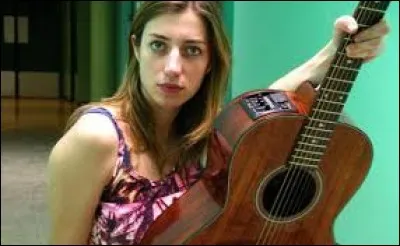 Complétez ces paroles de la chanson ''Christina'' d'Anaïs avec les 3 mots qui conviennent : 

''Oh l'enfoiré ! M'annoncer ça comme ça de but en blanc
Je sais même pas qui c'est
Cette foutue Christina, cette ------ en blanc
Une infirmière nan mais je te jure
Bah, faut qu'on t'opère, ça c'est sûr
Je verrais bien une ablation !
Sans tes ------------ tu seras peut-être moins -------- ! ''