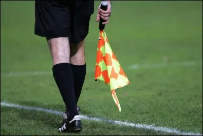 Où l'arbitre assistant doit-il se placer sur sa ligne de touche ?