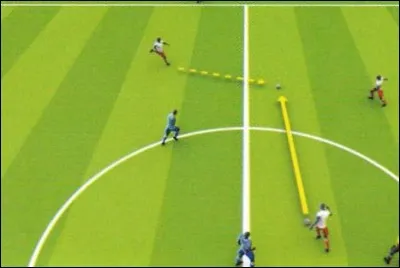 Un attaquant en position de hors-jeu revient dans son camp pour récupérer le ballon. Quelle décision doit prendre l'arbitre ?