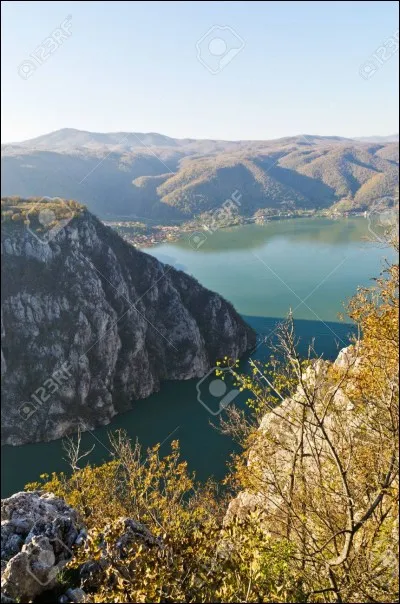 Chassés par les Huns, les Ostrogoths et les Wisigoths traversèrent le Danube et écrasèrent l'armée romaine en 375 après J.-C. :