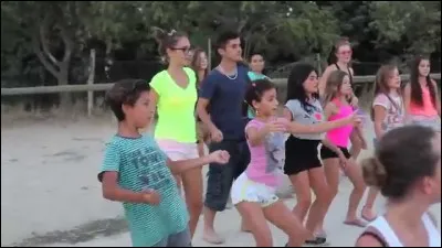 Quel est le nom de cet interprète en voyant l'image de ces enfants ?