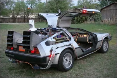 Dans quelle trilogie cinématographique voit-on une DeLorean modifiée ?