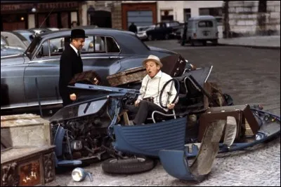 Dans quel film voit-on cette scène culte dans laquelle la 2CV de Bourvil est réduite à l'état d'épave par celle de Louis de Funès ?