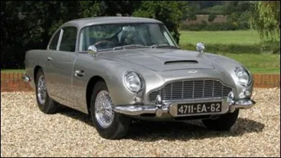 Quelle est la marque de la voiture emblématique de James bond ?