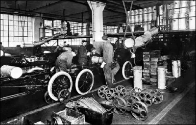 Quelle voiture fut la première à être construite à la chaine et en grande série ?