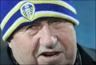 Olivier Saladin voudrait bien &ecirc;tre entra&icirc;neur de football. Il souhaite s'occuper de l'&eacute;quipe que Guy Roux a dirig&eacute;e durant des ann&eacute;es. Quel est ce club cher &agrave; l'homme au bonnet ?