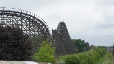 Quelle est la montagne russe en bois la plus grande de France ?