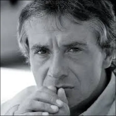 Dans ''Mes chers parents'', Mr Talent vient chanter ''Je vole'' de Michel Sardou. Dans quel film de 2014 cette chanson a-t-elle connu une deuxième jeunesse ?