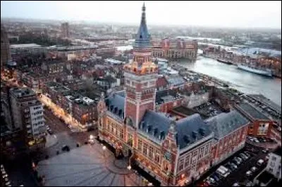 Dans ''Le Cycliste'', on voit un sportif qui est sur son vélo tous les matins à huit heures et qui fait quatre fois Hazebrouck-Dunkerque. Dans quel département se trouvent ces deux villes ?