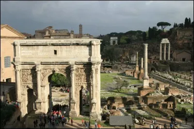 Ce lieu représentait le centre névralgique de la Rome antique. Il en demeura longtemps la principale place, avec une importance historique, religieuse, et politique. S'y retrouvaient des temples importants, sanctuaires, et, aussi, avec la curie, il devenait le centre de la vie politique romaine.
À quoi fais-je allusion ?