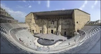 Dans cette province romaine qui va des Pyrénées aux Alpes, appelée "Narbonnaise" sous le règne d'Auguste, le théâtre d'Arausio a vu le jour. Avec celui d'Arles, il fait partie des premiers grands édifices publics construits au début de l'Empire. 
Trouvez cet endroit qui est véritablement un héritage culturel en grande partie à cause de la magie et de l'acoustique unique du lieu :