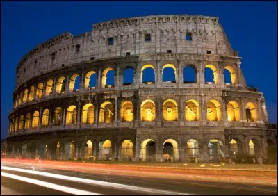 Sa silhouette est reconnaissable. Il date de 80 : son inauguration donna des jeux de 100 jours qui ont causé la mort de 2 000 gladiateurs et de 5 000 fauves. 
II pouvait accueillir jusqu'à 75 000 spectateurs et servit 500 ans pour des combats de gladiateurs, des batailles navales (naumachies), des exécutions, des chasses...
Nommez cette attraction qui figure sur le 5 centimes d'euro italien :
