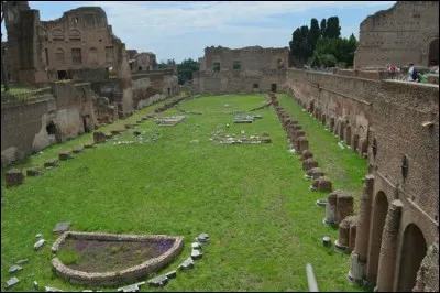 Au début, au VI e siècle av. J.-C., il y avait juste la piste, et les spectateurs s'asseyaient autour, sur les pentes ; pour les sénateurs, il y avait des loges. Auguste et Constantin ajoutèrent des obélisques.
La piste servit pour les courses de chars dont les Romains raffolaient. Il y eut aussi des spectacles athlétiques, des gladiateurs et des chasses aux fauves.
Où se déroulaient ces jeux ?
