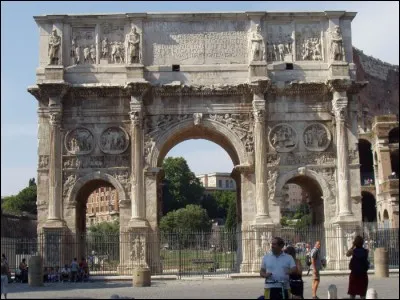 Magnifique arc de triomphe de 21 m de haut, érigé en 315 ap. J.-C., on le trouve proche du Colisée et du Palatin. C'est un monument pour célébrer la victoire de l'empereur : la nouvelle frise historique montre sa victoire en Italie. Promeneurs, n'oubliez pas qu'un escalier y est aménagé. C'est...