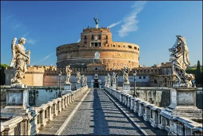 Il est situé sur le Tibre face au pont du même nom. Le château, une rotonde massive, est surmonté d'une magnifique statue de bronze de l'archange Michaël. Le bâtiment eut rapidement des fins militaires : son histoire est aussi reliée à la papauté, comme avec un train souterrain.
Où trouve-t-on pareille beauté ?