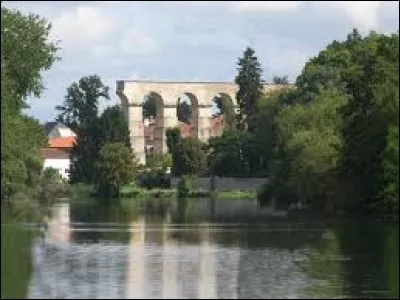 Il a été bâti au début du IIe siècle dans le but d'alimenter les thermes et les fontaines de Metz. 
Pour surplomber la vallée de la Moselle, la canalisation, d'abord souterraine, devient aérienne sur plus d'un km grâce à un pont-aqueduc. Subsistent encore aujourd'hui 7 arches du côté d'Ars-sur-Moselle. 
Quel est le nom de l'autre côté où l'on en compte 16 ?