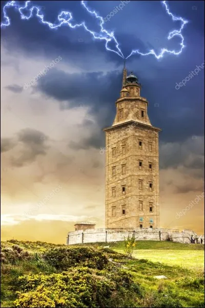 C'est le seul exemple de phare datant de l'Antiquité gréco-romaine. Il est tellement bien conservé qu'il est toujours en activité de nos jours. Il éclaire l'entrée du port de La Corogne depuis la fin du 1er siècle après J.- C. Il était connu à l'époque romaine sous le nom Farum Brigantium.
Vous devez trouver son nom actuel :