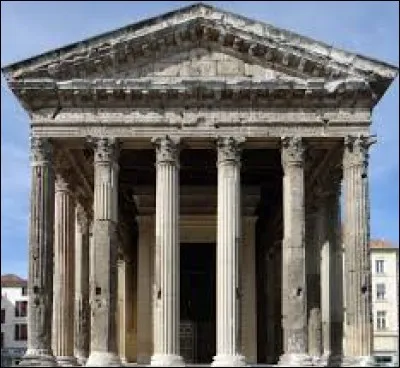 Lorsque ce temple a été construit, il fut dédié au culte impérial pour honorer l'empereur et son épouse. Son remarquable état de conservation s'explique du fait qu'il a servi à plusieurs fins au cours des siècles.
La présence personnelle de l'empereur se remarqua dans l'organisation du territoire et dans le développement de la cité de Vienne en Rhône-Alpes.
Quel est le nom de ce bâtiment ?