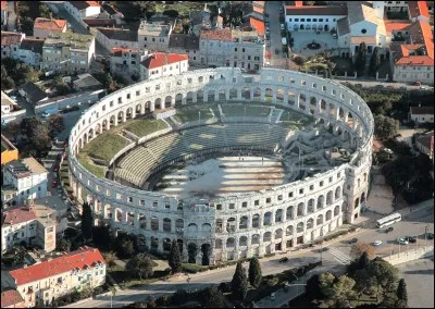 Cet amphithéâtre est le monument le plus important de cette ancienne colonie romaine, quelque deux millénaires après sa construction.
Il est le signe le plus éloquent de sa romanisation.
Les arènes _______ sont parmi les plus célèbres.