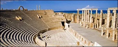 Remarquez à quel point c'est bien conservé : cette cité est restée ensevelie durant des siècles jusqu'au début du XXe. Située sur la côte méditerranéenne de la Libye, la ville est devenue importante grâce aux olives et aux animaux exotiques.
Quel est le nom de cette cité d'où est natif Septime Sévère et qui a préservé de si beaux monuments ?