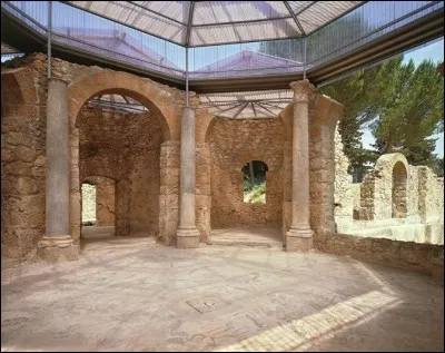 Cet endroit n'est pas public, mais, au contraire, est l'exemple suprême de la villa de luxe romaine tardive au IIIe siècle ap. J.-C. Les mosaïques qu'on y a recensées sont considérées par l'Unesco comme "les plus belles encore en place dans tout le monde romain" et "exceptionnelles tant par leur qualité artistique que par leur inventivité et leur étendue".
Le nom de ce palace est :