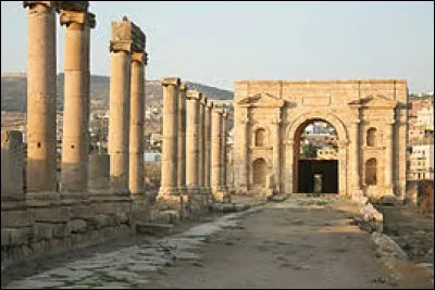 Cette ancienne ville romaine était autrefois prospère : elle était entourée de terres fertiles lui assurant un parfait équilibre. Au IIIe siècle, la cité s'étalait sur 90 hectares.
Quelle est cette ville qui resta endormie sous les sables jusqu'en 1920 ?