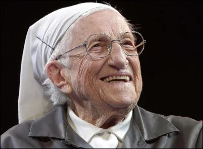 Dans quelle ville Sur Emmanuelle, surnommée 'La petite sur des pauvres' a-t-elle oeuvré auprès des plus démunis ?