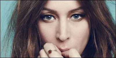 De qui sont ces paroles de chanson : 'Pauvre idiot, sombre con' ?