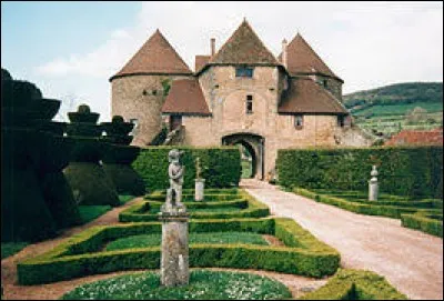 Nous partons à présent à la découverte du château de Berzé-le-Châtel. Petit village de 59 habitants, en Bourgogne-Franche-Comté, il se situe dans le département ...