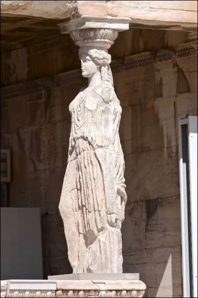 Une statue féminine soutenant une corniche sur sa tête est une ...