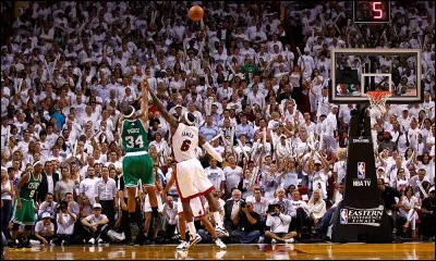 Ton &eacute;quipe est men&eacute;e de deux points et il ne reste que quelques secondes &agrave; jouer. Tu :